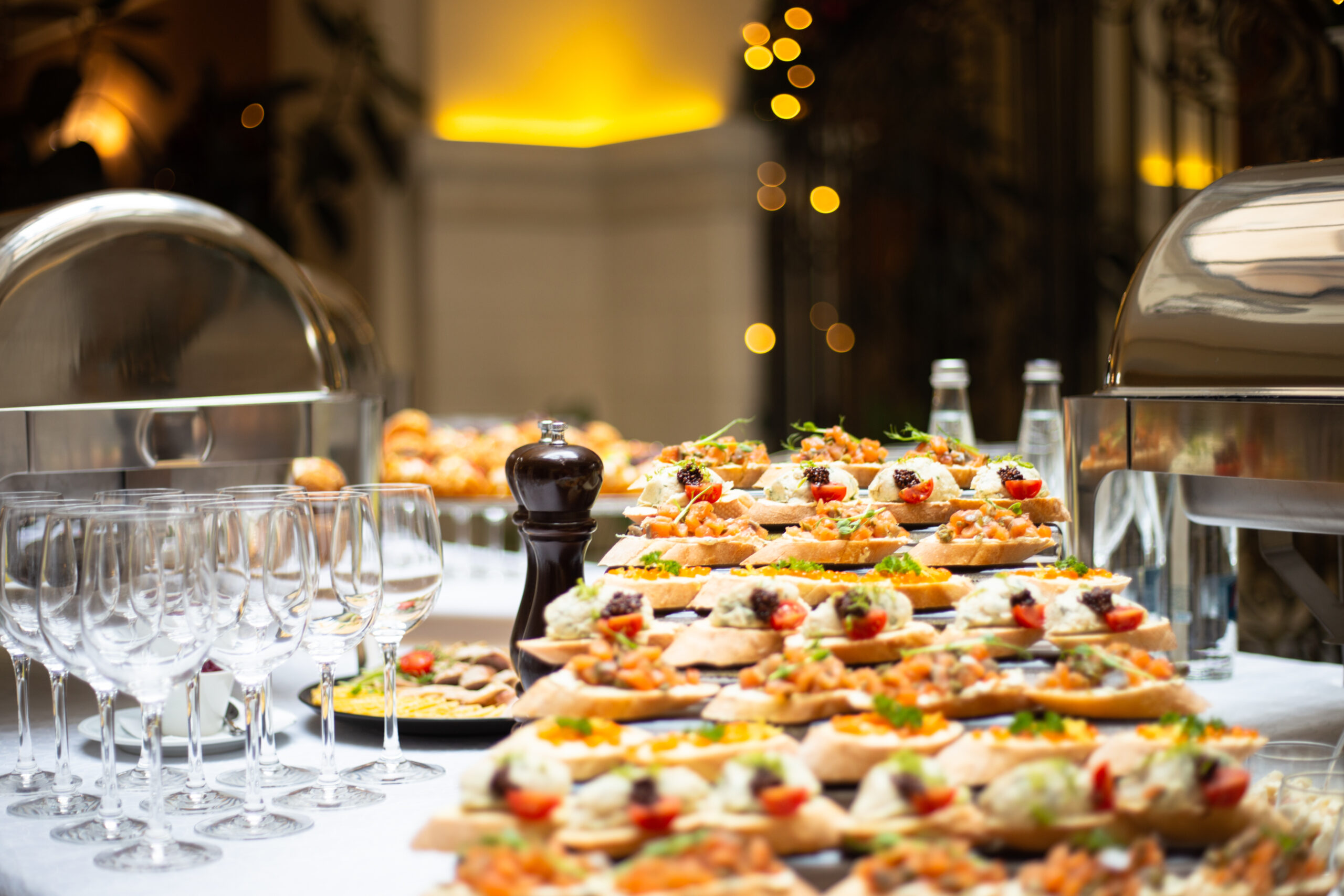 cena di natale aziendale un tavolo imbandito con finger food e tartine per una cena di natale aziendale