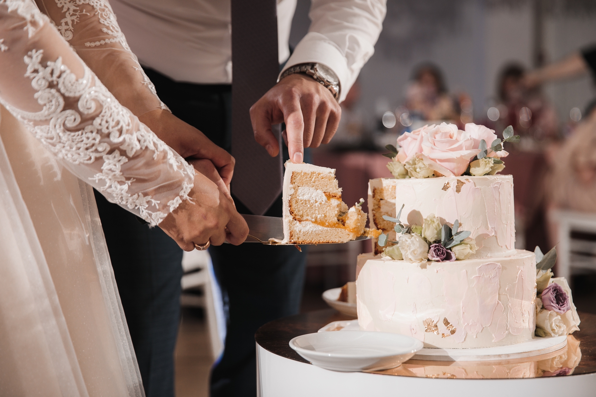Catering per matrimonio durante il taglio della torta con sposo e sposa