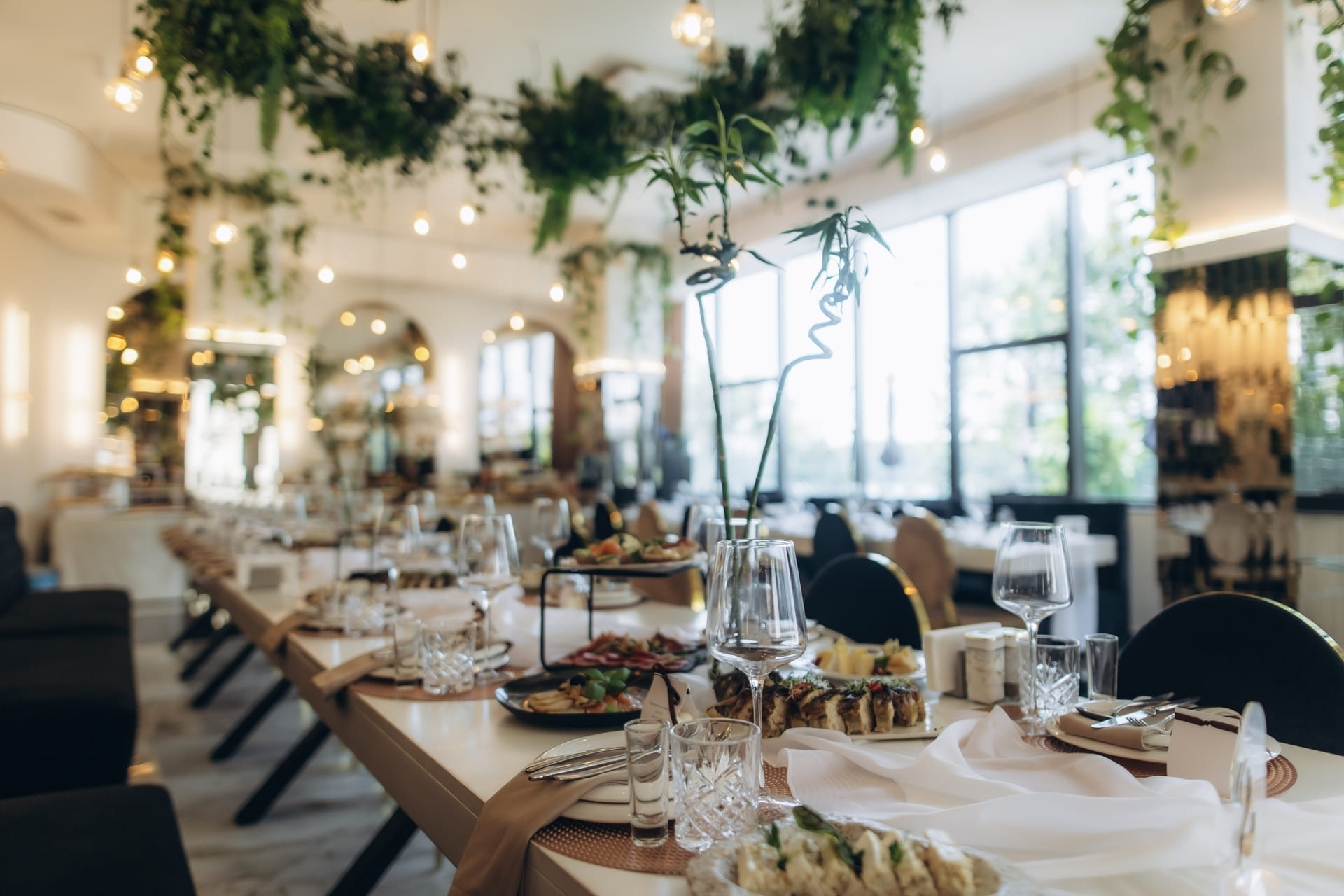 Catering per eventi privati e feste Morelli Catering tavoli apparecchiati con cibo di vario genere