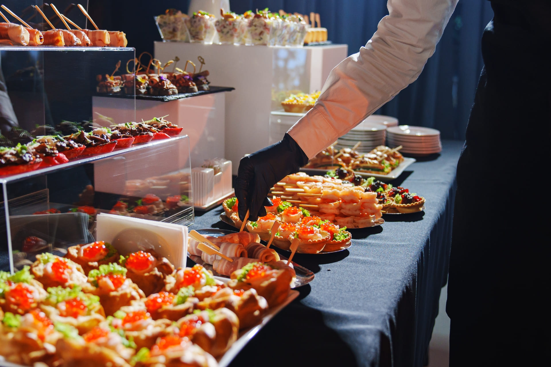 Allestimento portate con diversi tipi di alimenti per stand fieristico