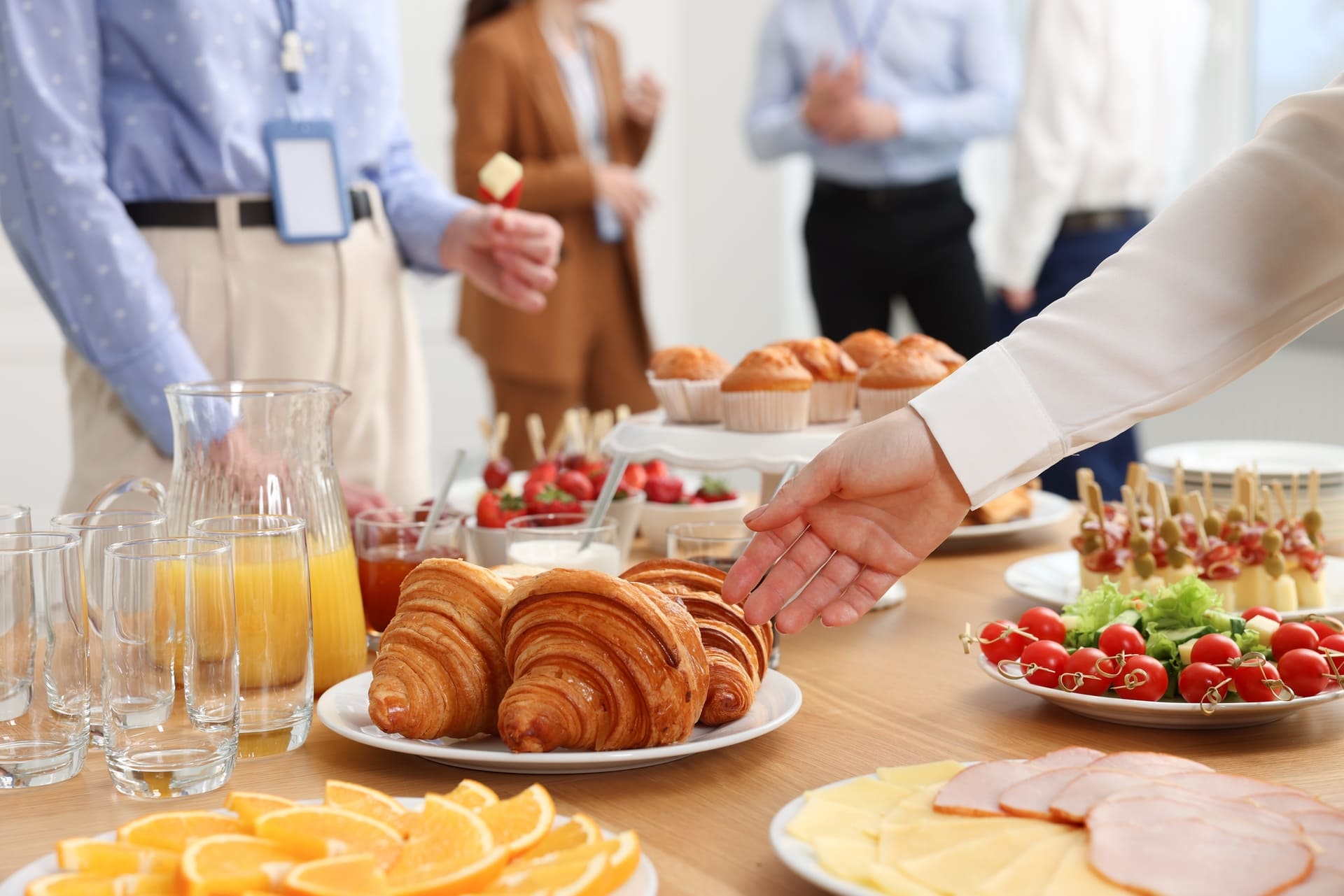 Colazione aziendale per uffici, meeting e fiere in primo piano si vede un tavolo con cibo dolce e salato, perfetto per una colazione aziendale